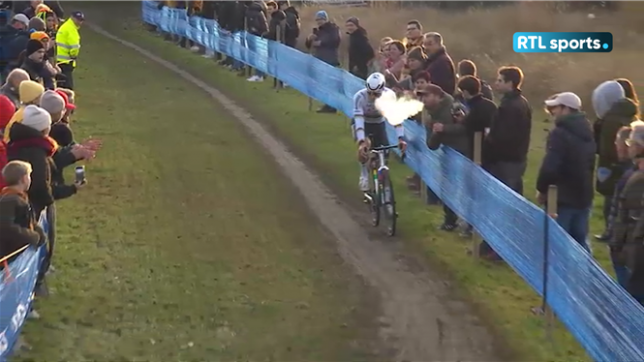 Une triste image : un fan vapote sur le visage de Mathieu van der Poel au Cyclocross d'Hofstade