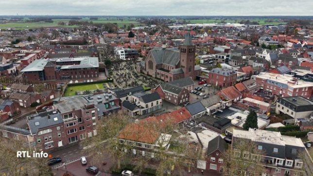 À Baerle, dans la province d'Anvers, la frontière est partout : au sol, dans les magasins, les bistrots, les maisons et même l'hôtel de ville. Cette commune néerlandophone, considérée comme la plus enclavée au monde, offre des situations insolites où l'on change de pays en quelques pas.