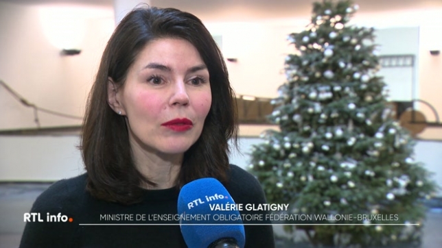 La ministre de l'Education Valérie Glatigny a dévoilé son projet d'enseignement pour le tronc commun. Le plan prévoit des changements pour les élèves qui entreront en première secondaire en septembre 2026. Nouveau cours, disparition du latin, accompagnement, les détails avec Laura Van Lerberghe.