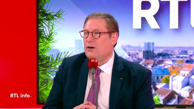 Invité de Martin Buxant à 7h50 sur bel RTL, Laurent Nys, directeur du Marché matinal de Bruxelles, évoque les aliments qui se retrouveront au menu des réveillons de Noël et de Nouvel An. Le Belge est plutôt conservateur, avec de la dinde ou du saumon fumé, dans ses achats de nourriture.
