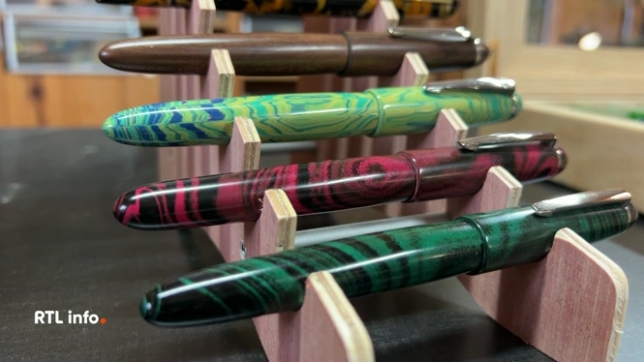 Ebéniste de métier et professeur depuis 20 ans, Alain Doyen fabrique uniquement des stylos; un objet directement relié à son enfance. Il se souvient avoir reçu un stylo-plume avant son entrée à l'école. Rencontre avec un artisan passionné.