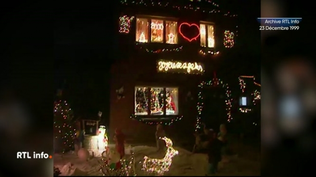 Avec 160 maisons décorées sur un peu plus de 200, Erquenne est sans doute un des plus beaux villages de Noël de Belgique. De quoi attirer de nombreux visiteurs, comme des touristes français venus de Nice. Retour le 23 décembre 1999 avec Alain Diels et Samuel Lerate.