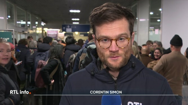 Le trafic ferroviaire est totalement interrompu depuis 13h52 sur la ligne à grande vitesse 1, entre Bruxelles-Midi et la France, en raison d'une collision impliquant un train et une personne aux environs de la frontière française. Le point sur la situation avec Corentin Simon à Bruxelles.