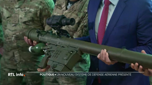 Le ministre de la Défense Theo Francken a remis le système de défense aérienne PIORUN aux forces spéciales (SOR) à la caserne d'Heverlee. Son objectif est de neutraliser, depuis le sol, les drones de grande taille, les hélicoptères et les avions volant à basse altitude. Les précisions du ministre.