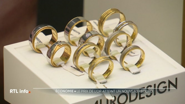 La hausse du prix de l'or, dont le cours a atteint un nouveau record hier, refroidit certains clients de passer à l'achat dans les bijouteries. Depuis un an, le prix de l'or a gonflé de 70% à la suite, notamment, de la dépréciation du dollar comme valeur de réserve sur les marchés mondiaux.