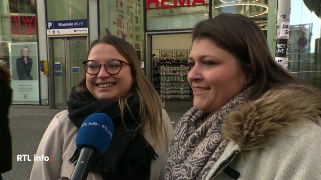 A un jour du réveillon de Noël, c'est le rush dans les magasins pour les retardataires qui doivent encore trouver leurs derniers cadeaux. Quel budget les Belges consacrent-ils pour les cadeaux ? Est-ce plus ou moins qu'avant ? La question a été posée dans le Grand Baromètre RTL info-Ipsos-Le Soir.