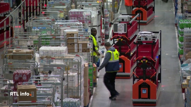 C'est le rush dans les supermarchés en cettre veille de réveillon de Noël. Surtout que les magasins ferment plus tôt demain. Mais certains clients ont opté pour les achats en ligne. L'e-commerce représente 4% du marché de la grande distribution en Belgique et est en développement.
