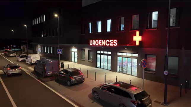 Ils sont en première ligne. Jour et nuit, ils font face à l’urgence, à la détresse, à la violence… et parfois à la mort. Zone interdite vous plonge dans les coulisses des urgences, un service sous tension permanente, où chaque minute peut faire la différence.