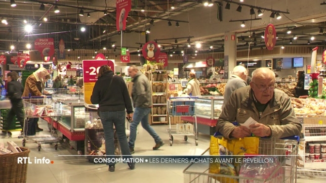 Cette journée a été particulièrement intense dans les magasins, qui viennent tout juste de fermer leurs portes. Ils ont vu affluer de nombreux clients venus acheter des produits frais à la dernière minute, ainsi que ceux qui cherchaient encore l'inspiration pour leurs cadeaux de Noël.