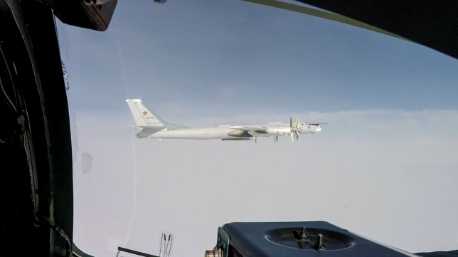 Cette capture d’écran vidéo diffusée par le ministère russe de la Défense le 19 février 2022 montre un bombardier russe Tupolev Tu-95MS en vol lors d’un exercice de force de dissuasion stratégique.