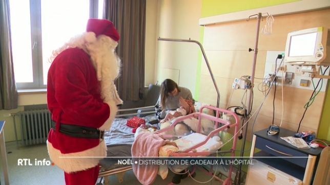 Ce matin, à la clinique des Bruyères à Liège, le Père Noël a rendu visite aux jeunes patients pour leur offrir une parenthèse enchantée. Alors que beaucoup d’enfants découvraient leurs cadeaux au pied du sapin, ces petits malades ont eux aussi eu droit à un moment de réconfort en ce jour particulier