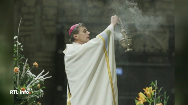 Lors de la traditionnelle Messe de Minuit à la cathédrale Saints-Michel-et-Gudule, l'archevêque Luc Terlinden a placé les personnes en situation de précarité, les réfugiés et les marginalisés au cœur de son homélie. Il a aussi interpellé les responsables politiques sur leur rôle essentiel pour le bi