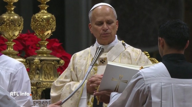 Ce matin, le pape Léon XIV a présidé sa première Grande Messe de Noël en la basilique Saint-Pierre, après avoir célébré hier la traditionnelle messe de minuit. Deux moments forts qui inscrivent son pontificat dans la tradition et l'histoire.