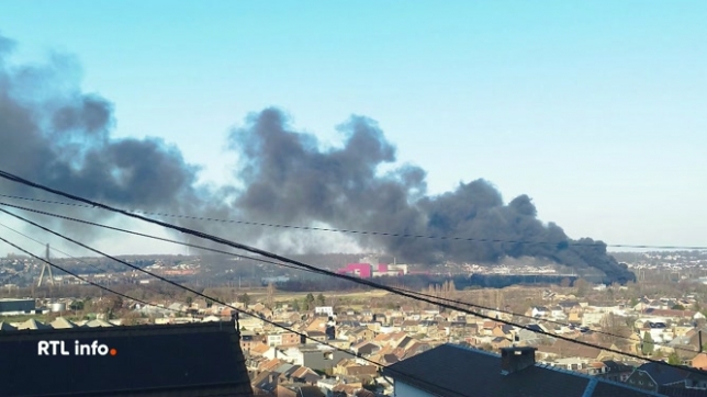 Depuis la fin de matinée, une importante colonne de fumée noire est visible dans le ciel liégeois. Un incendie s’est déclaré à l'usine Recytel, spécialisée dans le recyclage des déchets, à Wandre.