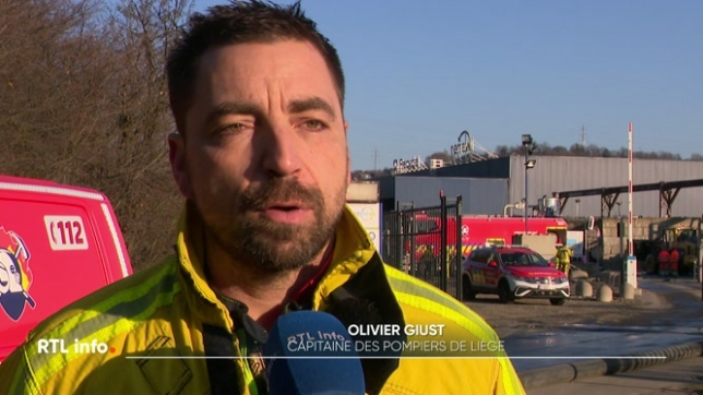 Un incendie s’est déclaré ce matin dans l’usine de recyclage Recydel à Wandre, près de Liège. Le feu, parti vers 11 h dans une zone de déchets broyés, a provoqué une épaisse fumée visible à des kilomètres. Be-Alert a été activé par précaution. Aucun blessé n’est à signaler.
