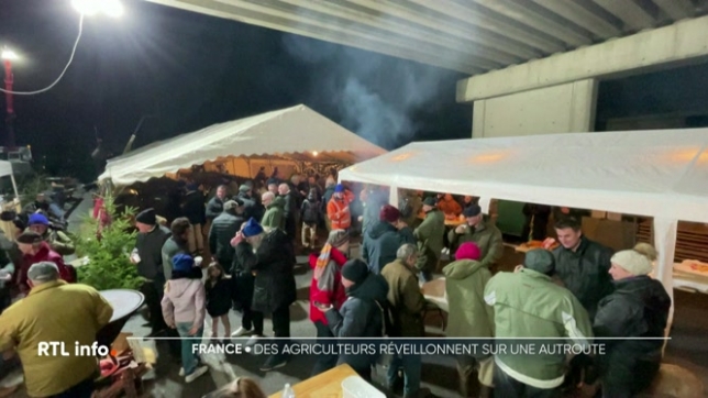 Dans le sud-ouest de la France, Noël s'est déroulé sur fond de colère. Des agriculteurs ont passé le réveillon sur des barrages, entre messes, huîtres et sapins décorés, pour dénoncer la gestion d'une maladie bovine par le gouvernement. Une mobilisation qui dure depuis plus de dix jours et ne faibli