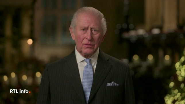 Depuis Westminster, le roi Charles III a livré son traditionnel message de Noël, centré sur le dialogue interreligieux. Il a évoqué sa rencontre historique avec le pape Léon XIV en novembre et invité chacun à “chérir les valeurs de compassion et de réconciliation” dans un monde incertain.