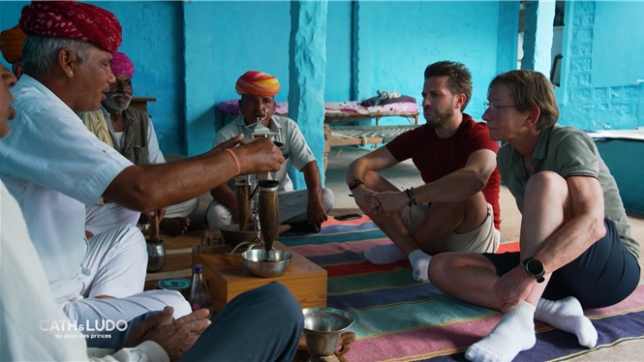 Dans leur nouvelle aventure, Dr Cath et Ludovic Daxhelet découvrent le Rajasthan autrement. Invités dans un palais royal, ils partagent le quotidien des habitants, jusqu’à tester un rituel ancestral à base d’opium.