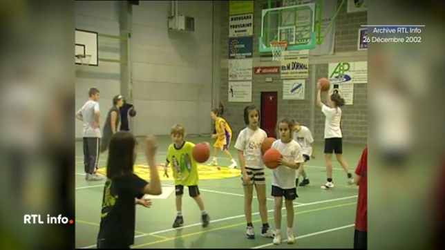 L'archive du jour remonte à l'année 2002. Pendant les vacances de Noël, où les stages pour enfants étaient déjà très prisés. A Jambes (Namur) par exemple, les enfants pouvaient s'essayer au basket-ball.