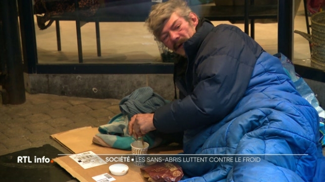 Les températures seront encore négatives la nuit prochaine. En Wallonie, 19.000 personnes se retrouvent dans la rue, sans abri. Des places sont pourtant disponibles dans les structures d'accueil, mais certains n'en veulent pas. Deux SDF témoignent de leur choix à travers leur propre histoire.