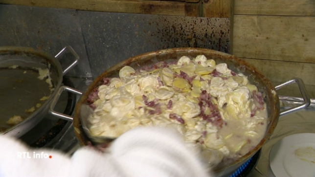 Cap sur Mons dans le cadre de la série de reportages consacrée aux marchés de Noël. Là-bas, il est appelé Mons Coeur en Neige. Comme ailleurs, on y trouve évidemment la tartiflette. Réconfortante, gourmande et généreuse, elle s'est imposée presque partout comme la star des marchés de Noël.