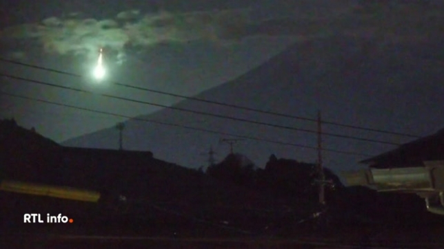 Les images ont été captées par les caméras du musée municipal d'Hiratsuka. On y voit une météorite très brillante traverser le ciel au-dessus du Mont Fuji. Un spectacle céleste plutôt rare.