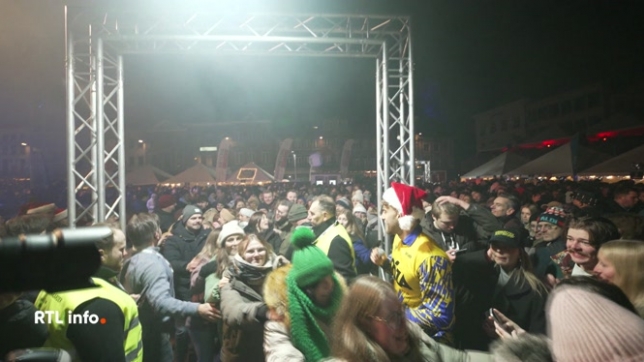 600 personnes ont bravé le froid pour former la plus grande polonaise jamais réalisée, une danse de la chenille inscrite au patrimoine culturel immatériel de l'Unesco. Le précédent record était de 588 danseurs. Le dossier est désormais dans les mains des huissiers du Guinness Book des records.