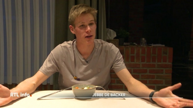 Avec deux informations fortes : d'abord le témoignage d'un adolescent qui doit manger huit repas par jour pour rester en vie. Et puis, la tension monte autour des réformes scolaires au nord du pays. Après la polémique, place aux menaces de mort à l'encontre de la ministre de l'Enseignement.