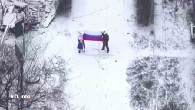 Des images du ministère russe de la Défense montrent des drapeaux brandis dans deux villes du Donbas. Kiev dément et assure avoir repoussé les assauts. Cette annonce survient alors que la Russie poursuit sa lente avancée, au prix de lourdes pertes, dans une guerre qui approche de sa quatrième année.