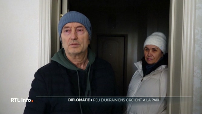 Une rencontre cruciale se tient ce dimanche en Floride entre Donald Trump et Volodymyr Zelensky, qui doivent discuter du plan de paix. Les Ukrainiens suivront attentivement ces négociations. Déterminés à défendre leur pays, ils restent pourtant dubitatifs quant à l'issue de cette rencontre.