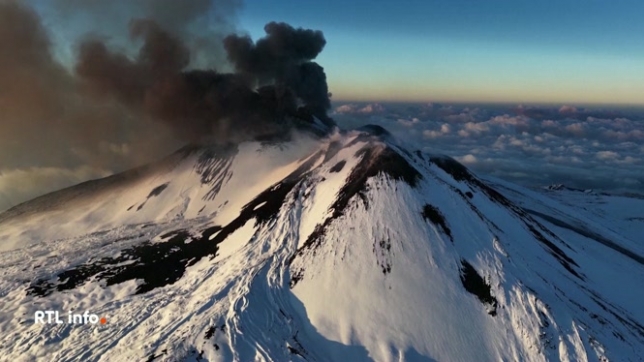 Le volcan sicilien a de nouveau projeté des cendres et du magma ce vendredi. Des explosions ont été observées dans plusieurs cratères. Des pluies de cendres ont touché Taormina ainsi que les stations de ski voisines. Face au risque de fontaines de lave, les autorités ont relevé le niveau d'alerte.