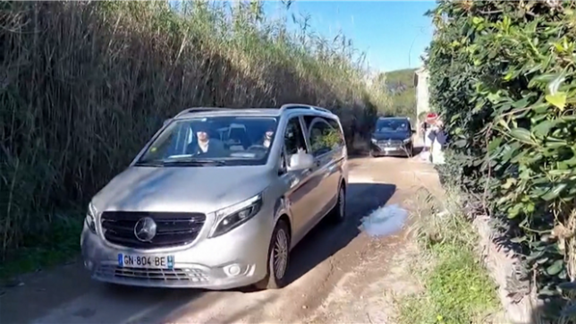 Un corbillard quitte La Madrague, résidence de Brigitte Bardot