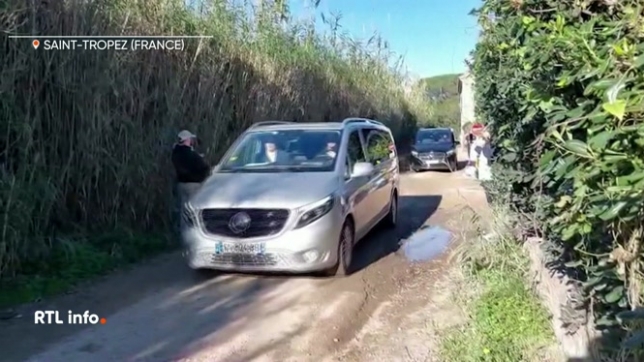 Brigitte Bardot s'est éteinte ce matin à l'âge de 91 ans, à la Madrague, sa villa mythique de Saint-Tropez. Un véhicule funéraire a emporté vers 14 heures le cercueil dans lequel reposera désormais la star pour l'éternité, en présence de nombreuses personnes venues lui rendre un dernier hommage.