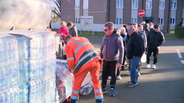 Depuis le 27 décembre dernier, les habitants de Saint-Servais sont privés d'eau potable en raison d'un problème de pression au niveau du réservoir. Une nouvelle pièce doit arriver aujourd'hui.