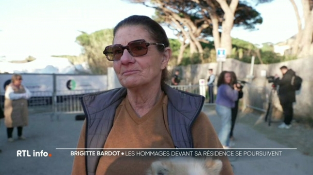Au lendemain du décès de Brigitte Bardot à l'âge de 91 ans, les hommages se multiplient à travers le monde mais aussi devant sa résidence, à Saint-Tropez. De nombreux fans sont présents pour se recueilli et lui rendre hommage.