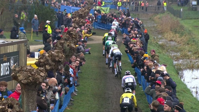 Volontaire ou pas ? Le geste douteux d'un supporter sur Mathieu van der Poel