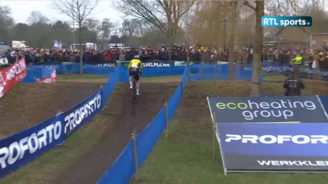 Cyclocross : Wout van Aert crève un pneu et cède face à van der Poel à Loenhout