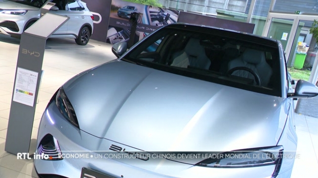 BYD est désormais le vendeur n°1 de voitures électriques dans le monde. Il surpasse le constructeur américain Tesla avec 2 millions de ventes depuis janvier 2025. Cette suprématie inquiète certains pays qui craignent une forme d'espionnage de la part de voitures ultra-connectées.