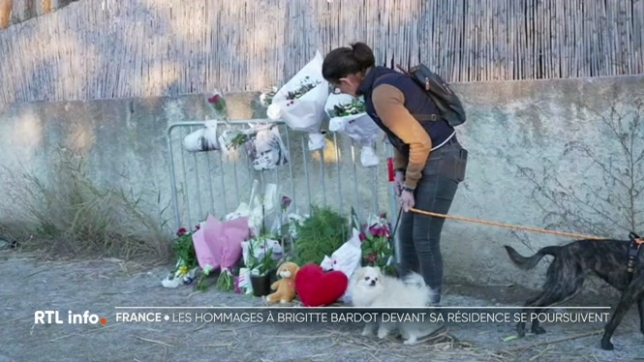 Les fans continuent de rendre hommage à la mémoire de Brigitte Bardot, devant sa maison de Saint-Tropez. La date de l'inhumation n'est pas encore connue mais on sait que l'actrice sera inhumée au cimetière marin de Saint-Tropez où reposent ses parents.