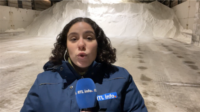 Il a gelé cette nuit et les chaussées ressemblent donc à de vraies patinoires par endroits. Conséquence de cette météo : les épandeuses sont de sortie. Elles le seront encore les prochains jours avec la neige attendue en Ardenne fin de semaine. Alors, forcément, les communes doivent refaire leur stock de sel. La réserve de sel de la Province de Liège à Amay ouvre donc exceptionnellement ses portes.