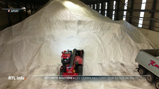 Cette nuit encore, il faudra être prudent avec le verglas qui va se former par endroits. Les épandeuses vont sillonner nos régions. La province de Liège ouvre exceptionnellement sa réserve de sel pour éviter une pénurie.