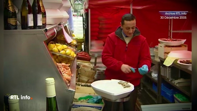 Notre archive du jour est plus actuelle que jamais ! Le 30 décembre 2005, nous vous expliquions comment ouvrir les huîtres pour la soirée du nouvel an. Il y a 20 ans, elle était déjà très appréciée. A condition de ne pas se blesser, avant de la déguster.