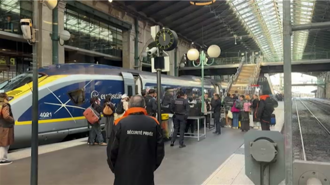 Des passagers de l'Eurostar sont bloqués à la Gare du Nord de Paris.
