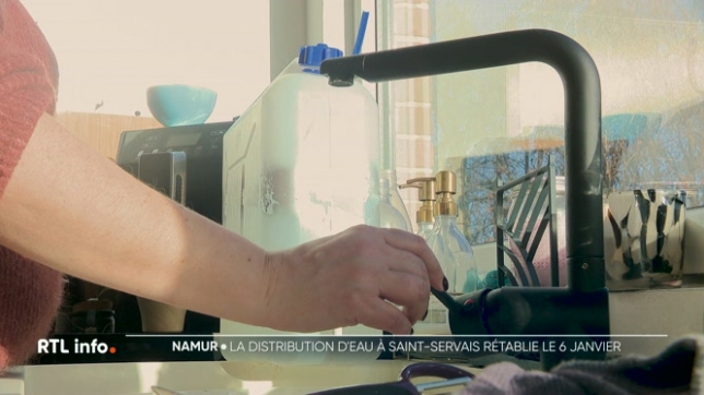 1.500 foyers de Saint-Servais, à Namur, sont toujours privés d'eau courante. Le problème technique, survenu la semaine dernière, ne devrait pas être réglé avant mardi prochain. Résultat : les habitants vont donc devoir s'organiser, notamment pour le réveillon.
