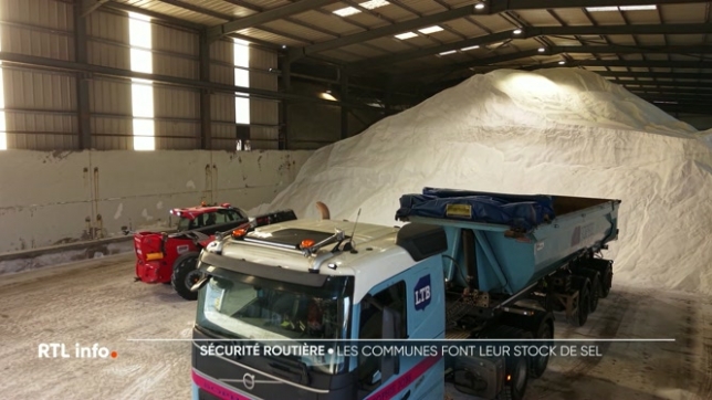 Cette nuit encore, il faudra être prudent avec le verglas qui va se former par endroits. Les épandeuses vont sillonner nos régions. La province de Liège ouvre exceptionnellement sa réserve de sel pour éviter une pénurie.