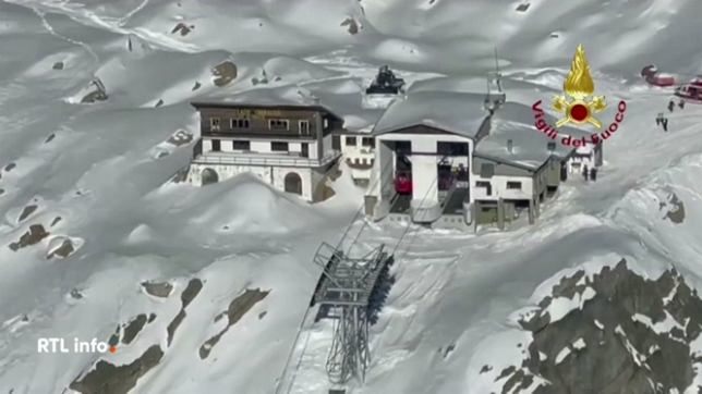Une centaine de personnes se sont aussi retrouvées bloquées au sommet d'une montagne. En cause : l'arrivée trop rapide d'une cabine à la station supérieure. Tout le monde a finalement été évacué par hélicoptère.