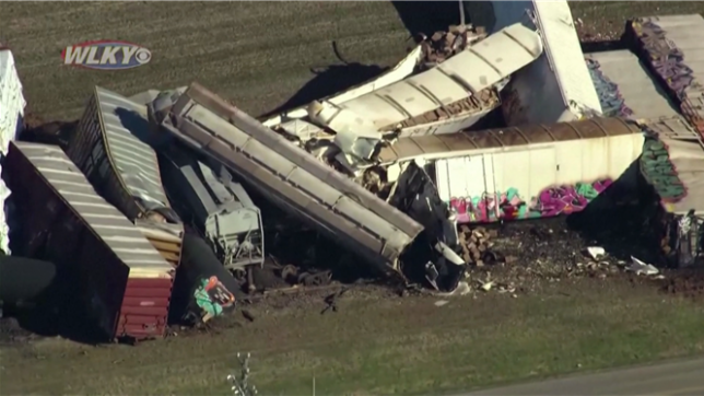 Un train transportant du soufre fondu a déraillé ce mardi matin dans l'Etat du Kentucky, aux Etats-Unis, provoquant une fuite toxique et un incendie sur l’un des wagons. Les autorités affirment que la situation est désormais maîtrisée. Les images sont impressionnantes.