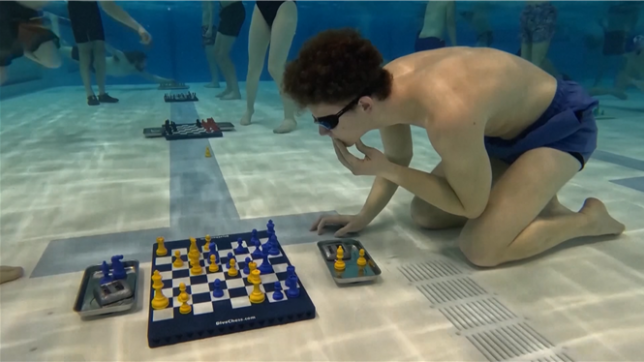Le Diving Chess a sacré un nouveau champion du monde. Vous ne connaissez pas cette discipline ? Comme son nom l’indique, il s’agit d’une partie d’échecs... en apnée. Un mélange savoureux entre effort physique et stratégie.