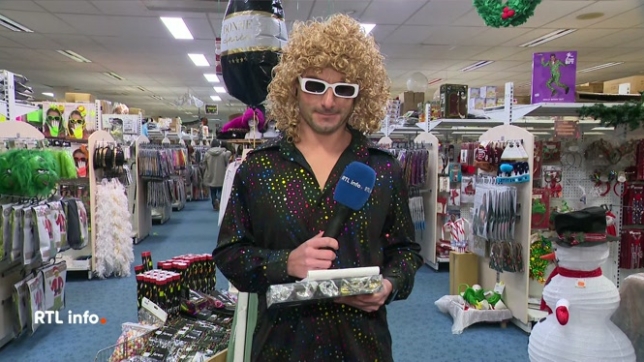 Élément quasi indispensable pour une tenue de fête, le déguisement s'impose de plus en plus pour le Réveillon. Samuel Ledoux, en direct d'un magasin de déguisements, nous explique quels sont les grands favoris des clients pour ce 31 décembre.
