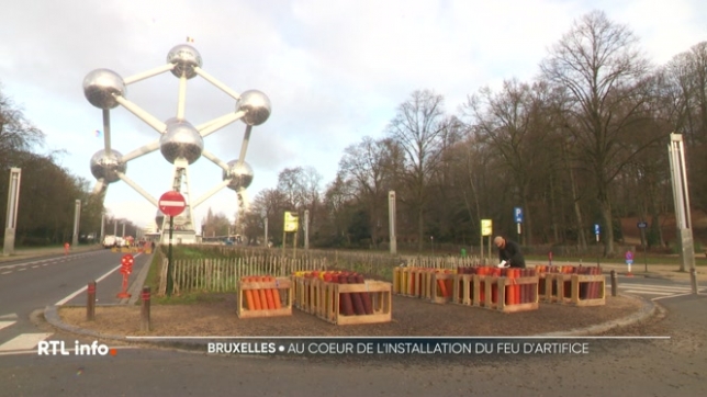 Ce midi marque aussi un moment crucial pour l'artificier qui prépare le grand show à l'Atomium de Bruxelles. Le traditionnel feu d'artifice sera tiré ce soir devant des milliers de spectateurs, une prestation qui demande des heures de préparation.